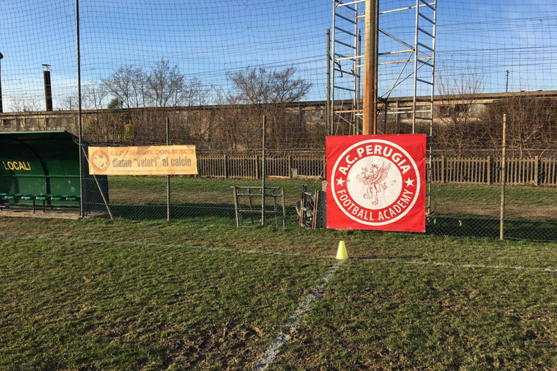 lo striscione esposto al campo ''Lorentini'' di Pescaiola